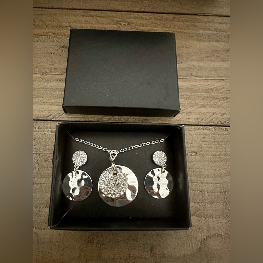 NECKLACE AND EARRING SET!